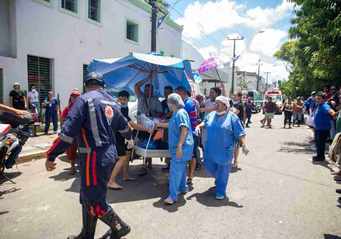 Incêndio atinge Hospital César Cals e força retirada de bebês em Fortaleza